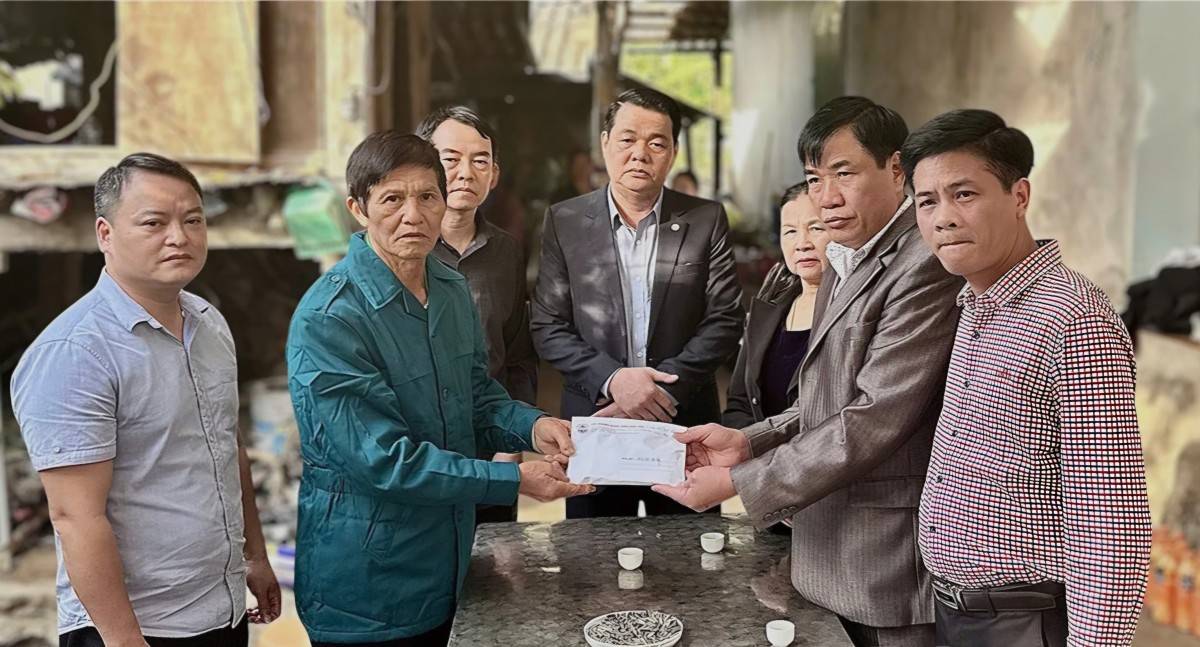 Hội Doanh nhân Phú Thọ hỗ trợ 250 triệu đồng cho nạn nhân sạt lở Quốc lộ 6