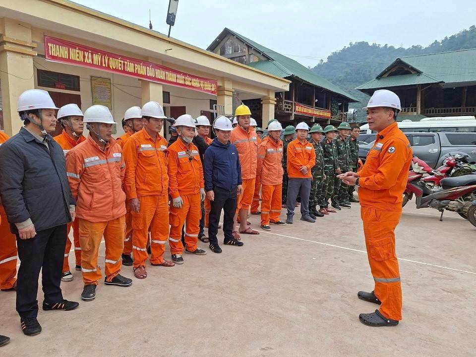 Ông Phạm Công Thành - Giám đốc Công ty Điện lực Nghệ An, trực tiếp phổ biến kế hoạch, quán triệt các phương án tổ chức thực hiện và yêu cầu nghiêm túc đảm bảo tuyệt đối công tác an toàn, trước khi các lực lượng xuất quân triển khai nhiệm vụ đưa điện về cá