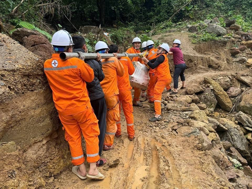 Men theo vách núi, đội ngũ CBCNV Công ty Điện lực Nghệ An nỗ lực vận chuyển từng thiết bị, quyết tâm đưa ánh sáng điện về với bản làng