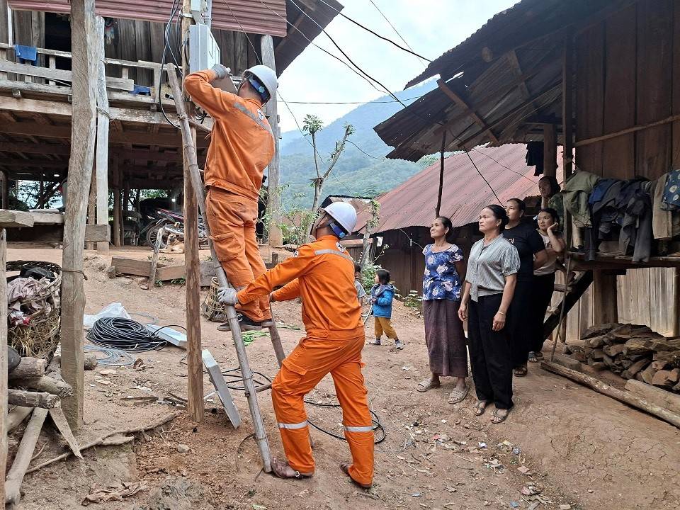 Công nhân hăng say làm việc, quyết tâm hoàn thành nhiệm vụ được giao
