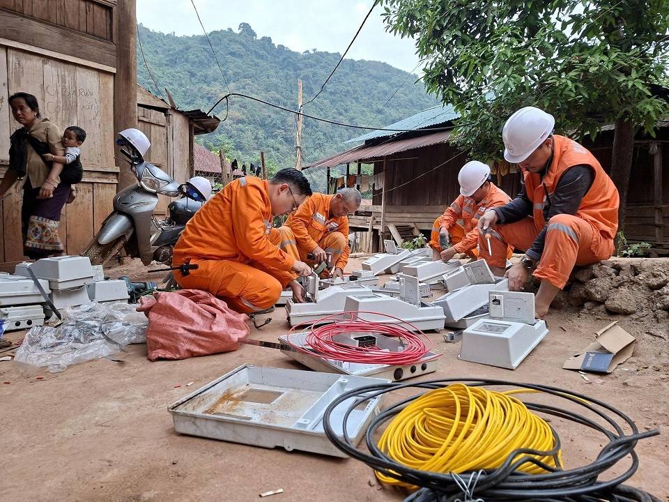 Lãnh đạo và công nhân cùng nhau vượt qua thử thách, làm việc không ngừng nghỉ, để đưa điện về cho bà con dân bản, mang lại ánh sáng hy vọng cho vùng đất xa xôi