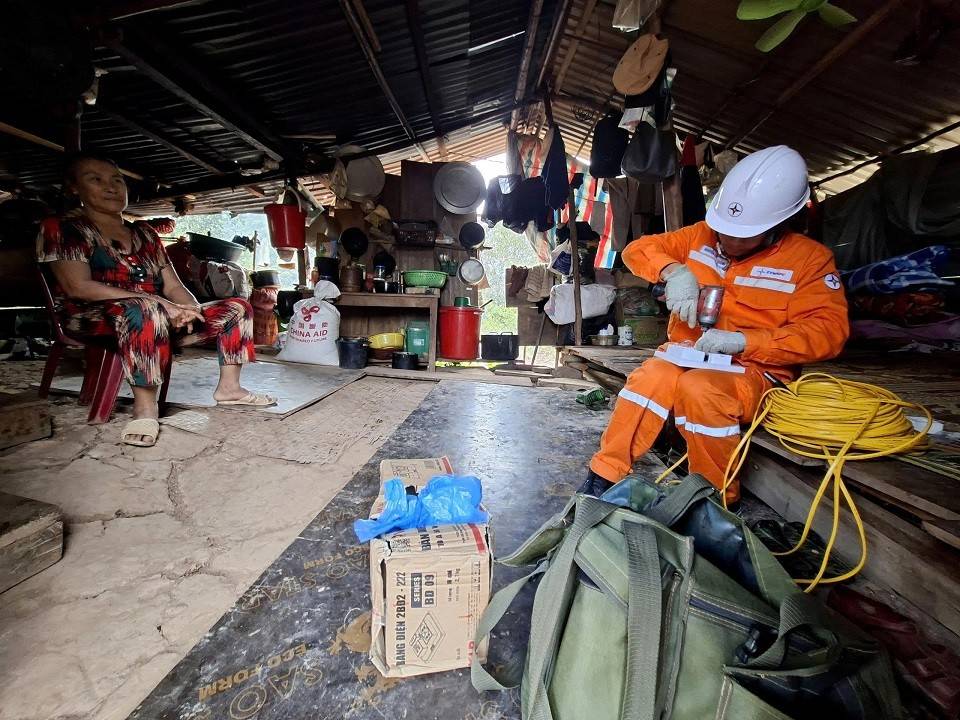Hệ thống dây điện sau công tơ, bóng đèn, bảng điện…bà con dân bản được ngành điện cấp miễn phí 