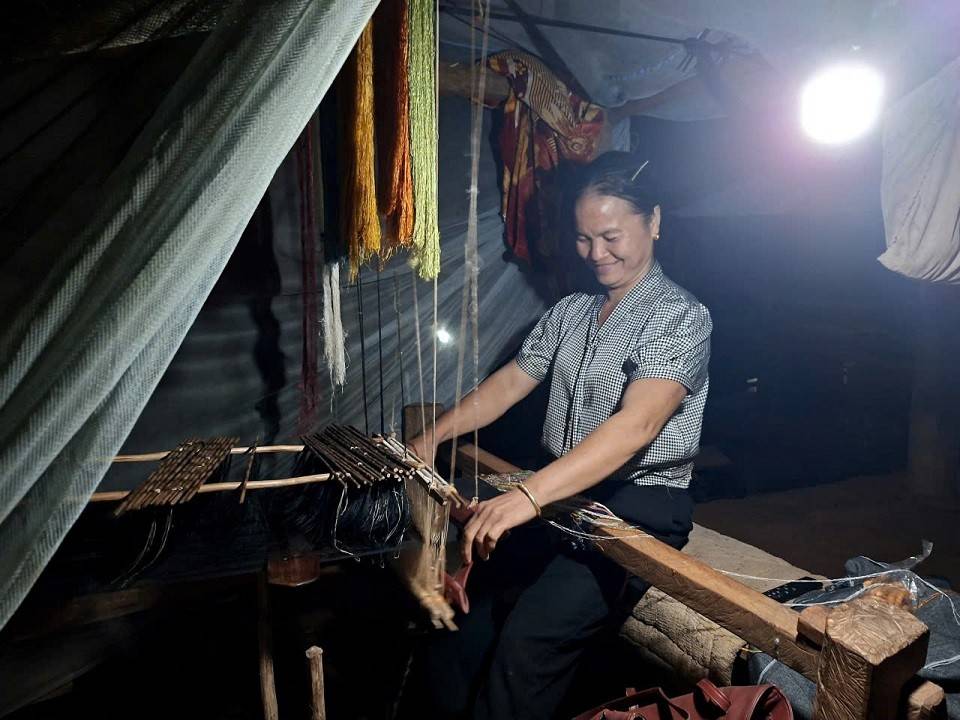 Có điện bà con dân bản có thể tranh thủ dệt vải vào buổi tối để kiếm thêm thu nhập