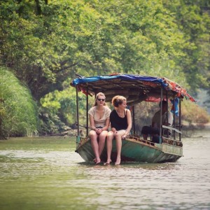 Lênh đênh trên hồ Ba Bể mùa thay lá – Trải nghiệm yên bình cuối năm