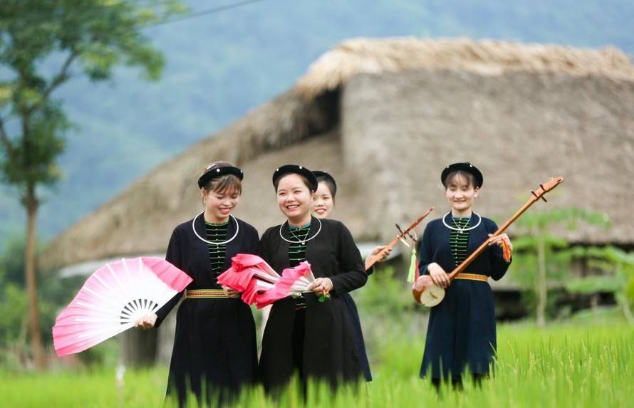 Lênh đênh trên hồ Ba Bể mùa thay lá – Trải nghiệm yên bình cuối năm