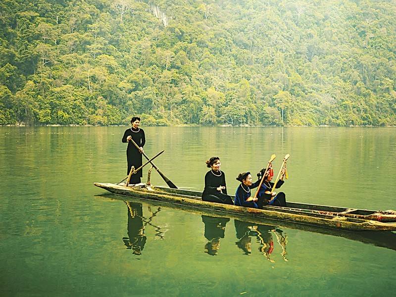 Lênh đênh trên hồ Ba Bể mùa thay lá – Trải nghiệm yên bình cuối năm
