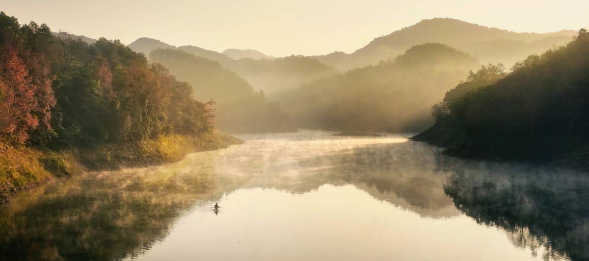 Lênh đênh trên hồ Ba Bể mùa thay lá – Trải nghiệm yên bình cuối năm