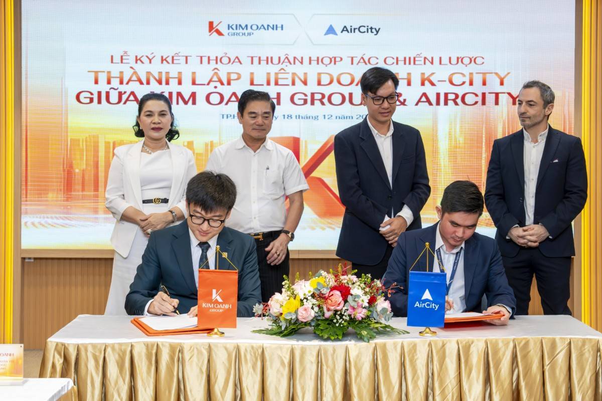 : Đại diện Kim Oanh Group và AirCity thực hiện nghi thức ký kết thỏa thuận hợp tác chiến lược thành lập K-City
