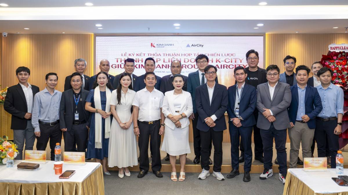 Đại diện Kim Oanh Group, AirCity và các đối tác chụp ảnh lưu niệm tại Lễ ký kết