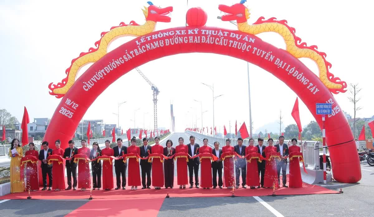 lễ thông xe kỹ thuật các công trình chào mừng Đại hội Đảng tại dự án Cầu vượt đường sắt Bắc-Nam và đường hai đầu cầu thuộc tuyến Đại lộ Đông Tây (phường Hạc Thành)