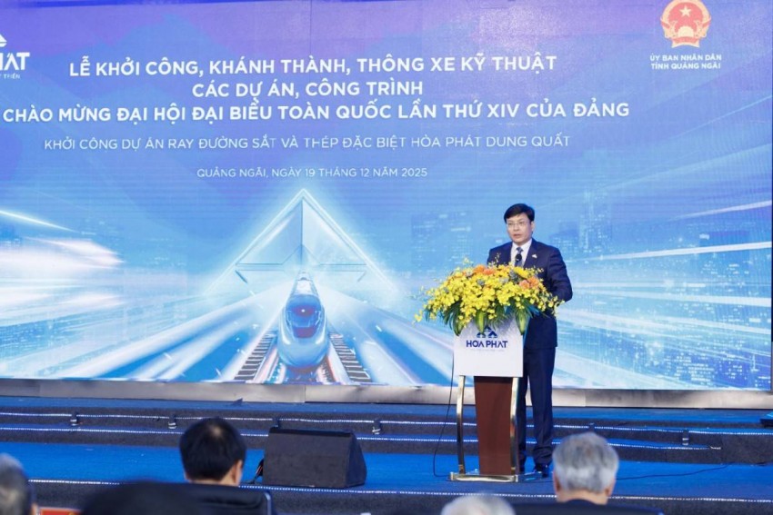 Giám đốc Công ty Cổ phần Ray và Thép đặc biệt Hoà Phát Dung Quất Mai Văn Hà phát biểu tại buổi lễ