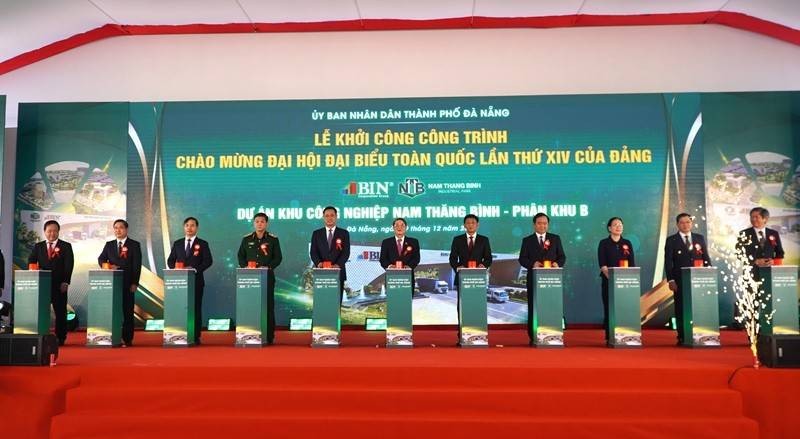 Các đại biểu thực hiện nghi thức khởi công dự án Đầu tư xây dựng và kinh doanh kết cấu hạ tầng Phân khu B - Khu công nghiệp Nam Thăng Bình.