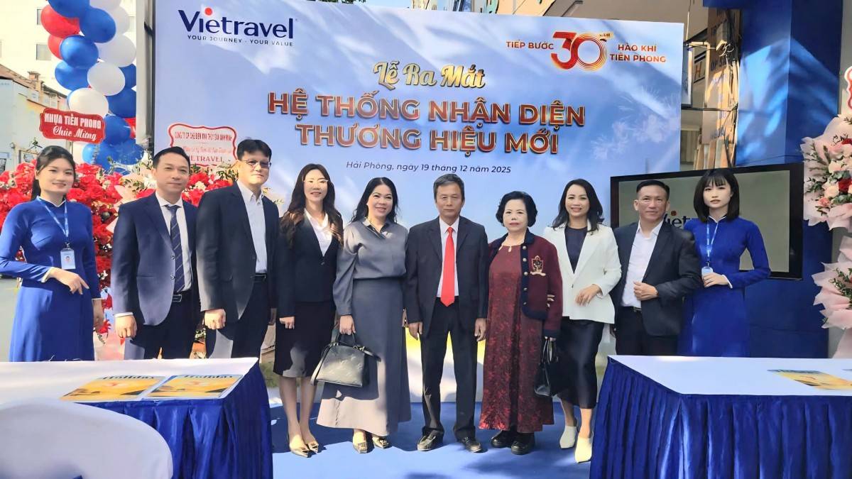 Lãnh đạo Hiệp hội DNNVV Hải Phòng cùng VCCI thành phố chúc mừng dại diện Viettavel nhân dịp ra mắt nhận diện thương hiệu mới