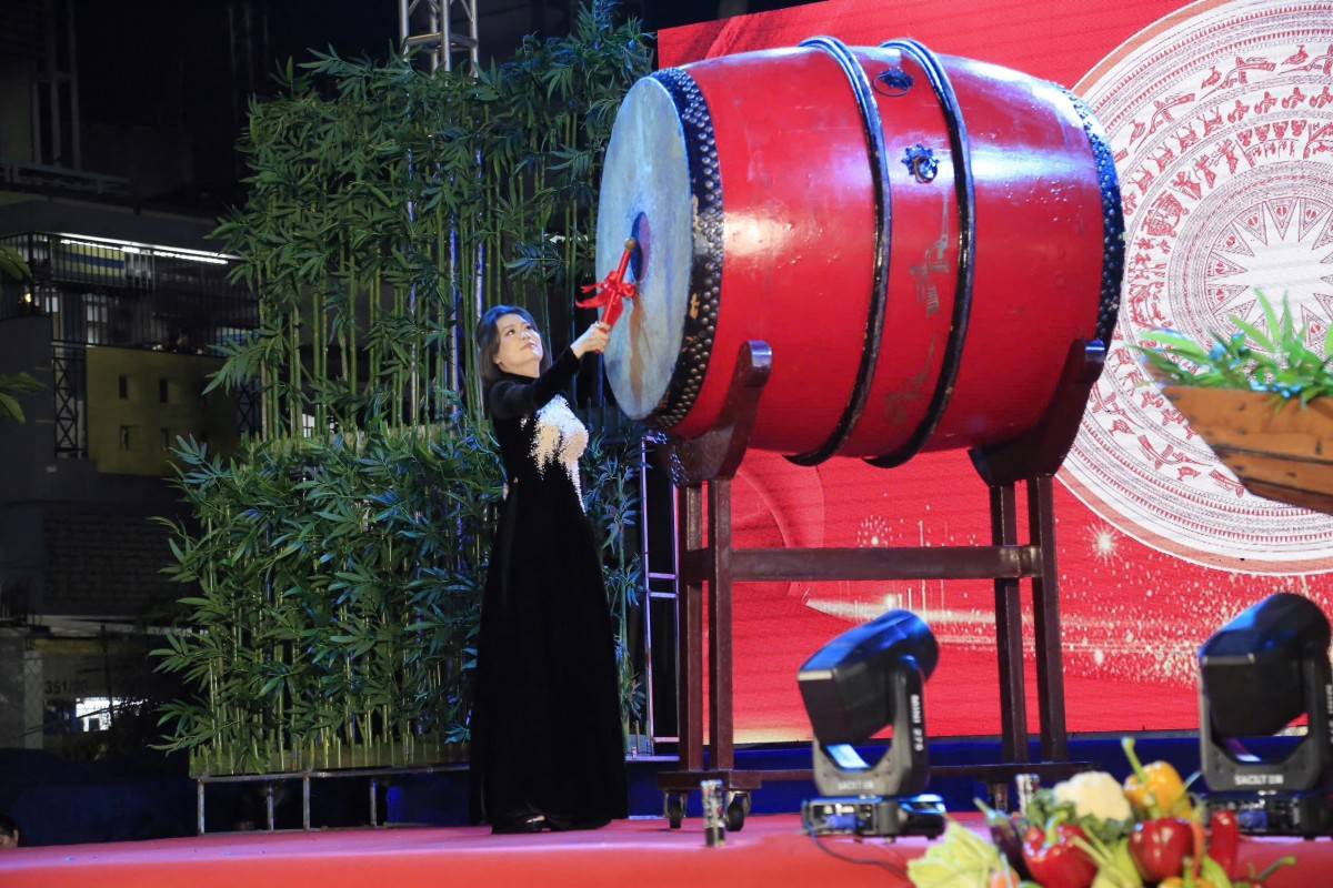 Chủ tịch UBND phường Bình Đông Nguyễn Thị Thu Hoa đánh trống khai mạc Phiên chợ