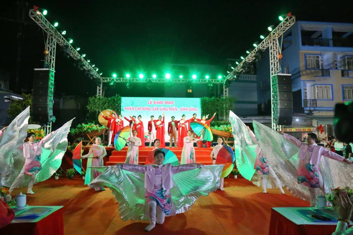 Văn nghệ chào mừng tại Lễ khai mạc.