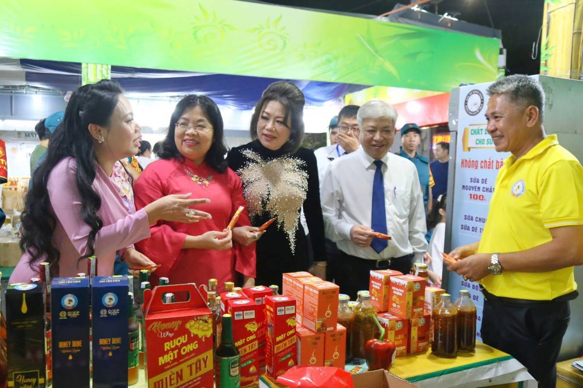 Các gian hàng giới thiệu sản phẩm đến lãnh đạo phường và du khách. 