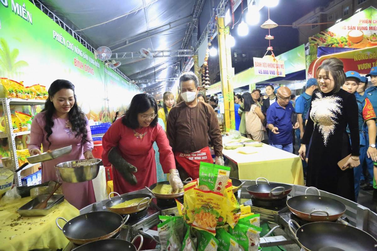 Trải nghiệm làm các món ăn truyền thống. (Ảnh: Trúc Quỳnh)