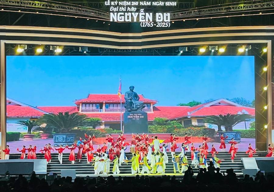 Lễ kỷ niệm 260 năm Ngày sinh Đại thi hào Nguyễn Du diễn ra vào tối ngày 20/12/2025 tại Quảng trường Thành Sen, tỉnh Hà Tĩnh