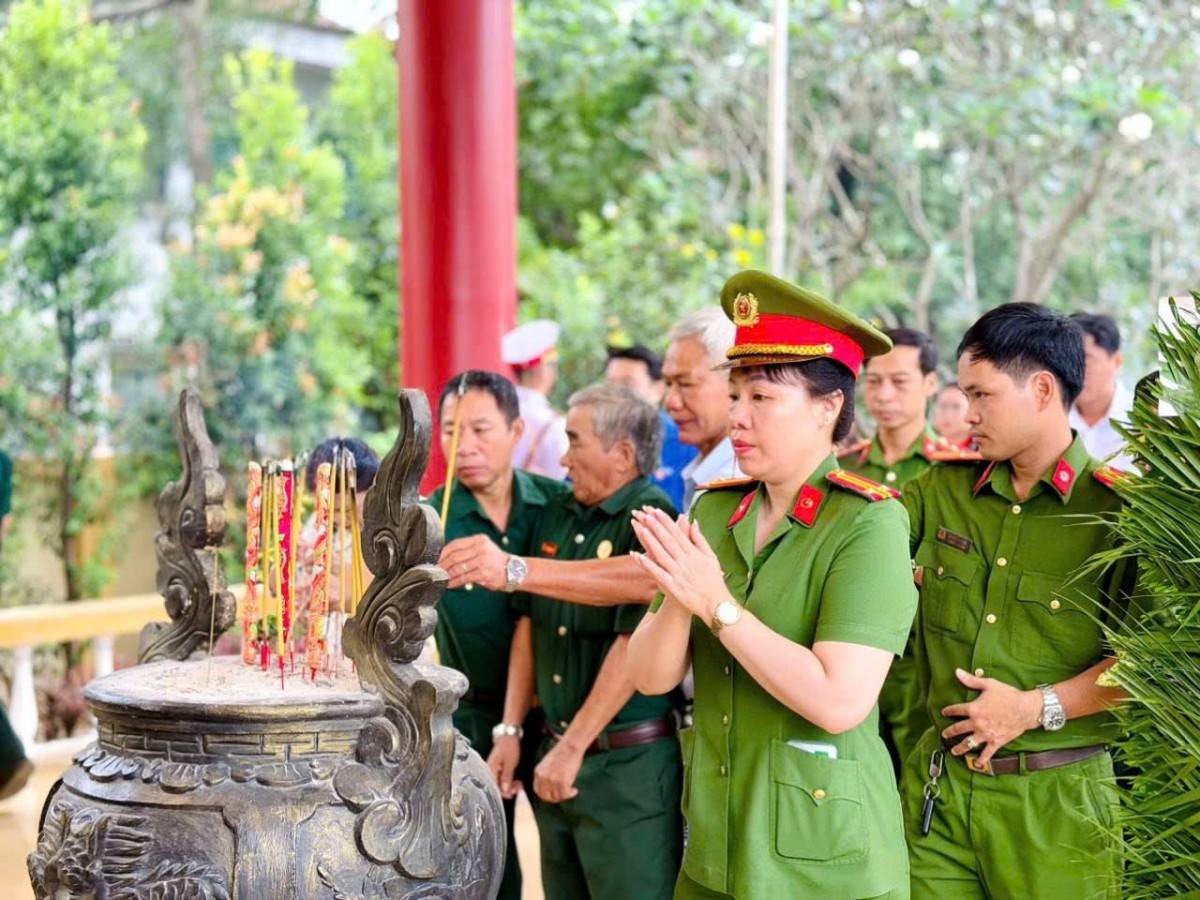 Phường Bình Tân dâng hương tưởng niệm các Anh hùng liệt sĩ nhân ngày 22/12