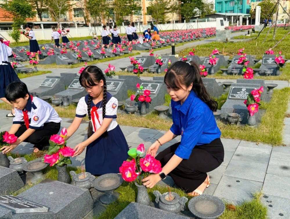 Phường Bình Tân dâng hương tưởng niệm các Anh hùng liệt sĩ nhân ngày 22/12