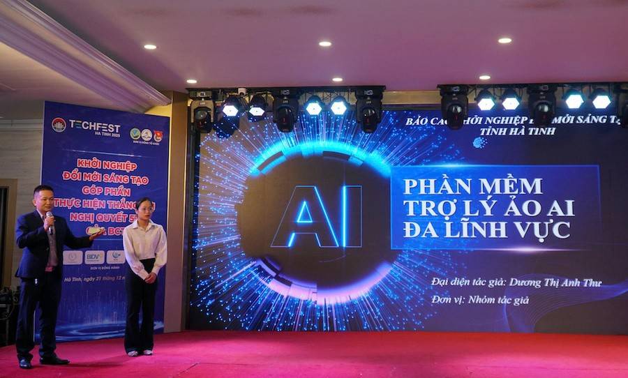 Đại diện tác giả trình bày Dự án “Phần mềm trợ lý ảo AI đa lĩnh vực tại cuộc thi Chung kết