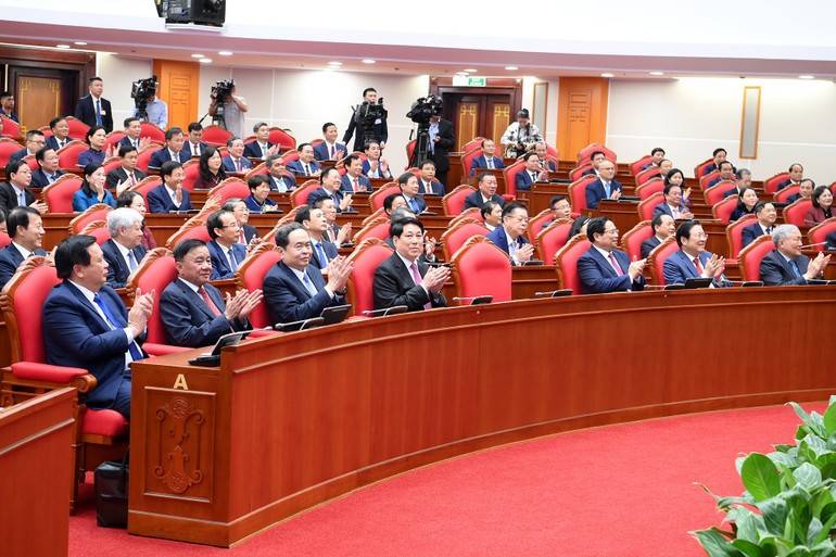 Các đồng chí lãnh đạo Đảng, Nhà nước và các đại biểu tham dự phiên bế mạc. (Ảnh: ĐĂNG KHOA) 