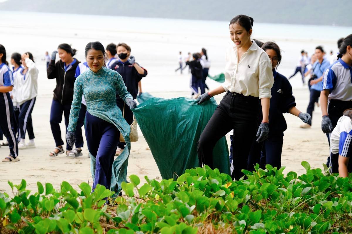 Hoa hậu Nguyễn Ngọc Kiều Duy đồng hành cùng chương trình "Ngày hội Sống Xanh" tại Côn Đảo