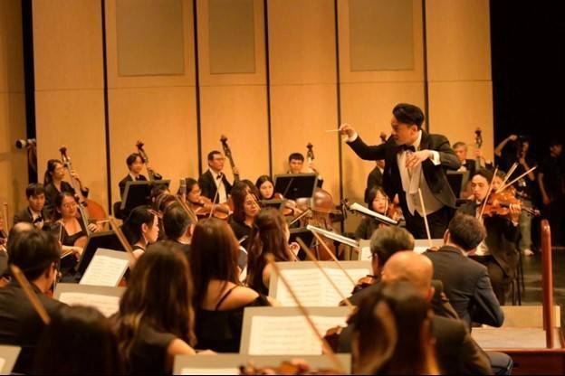 Nhạc trưởng Trần Nhật Minh chỉ huy hòa nhạc chào năm mới 2026