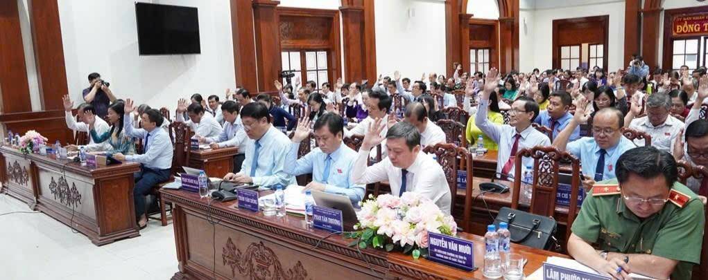 Các đại biểu biểu quyết đồng ý các nghị quyết thông qua tại kỳ họp