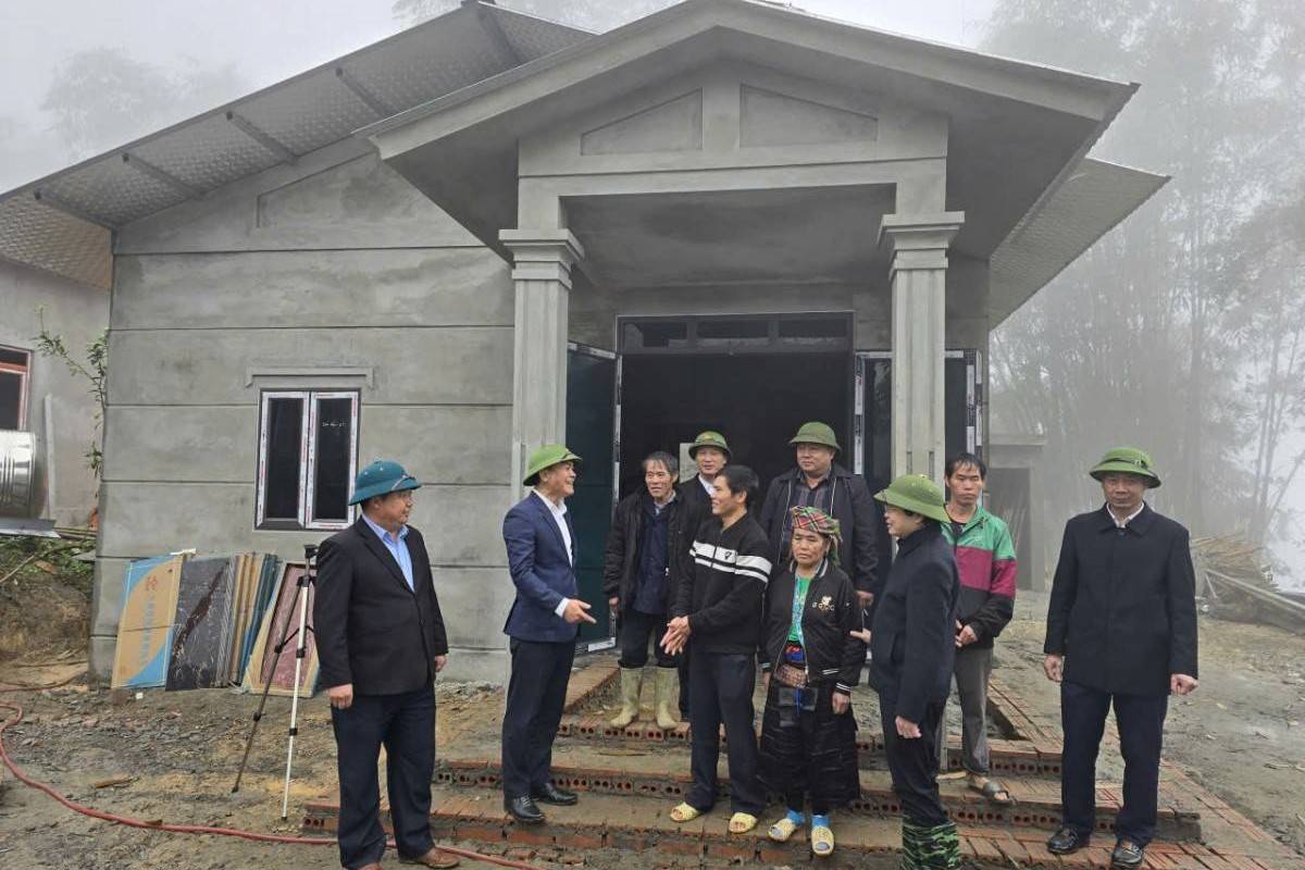 Mường Bo (Lào Cai): Ấm tình đoàn kết trong lễ bàn giao nhà cho các hộ dân bị thiệt hại do bão số 10