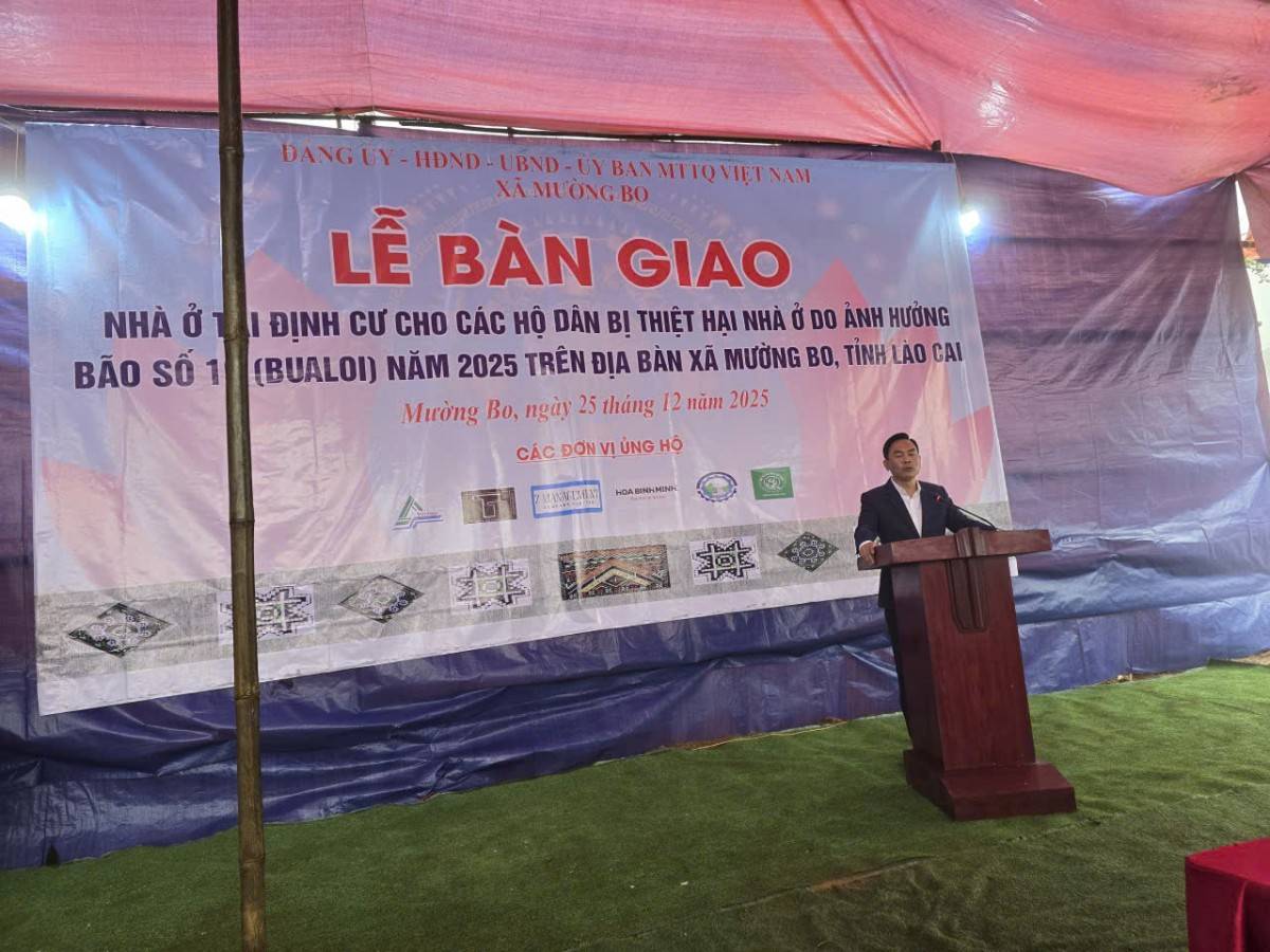 Mường Bo (Lào Cai): Ấm tình đoàn kết trong lễ bàn giao nhà cho các hộ dân bị thiệt hại do bão số 10