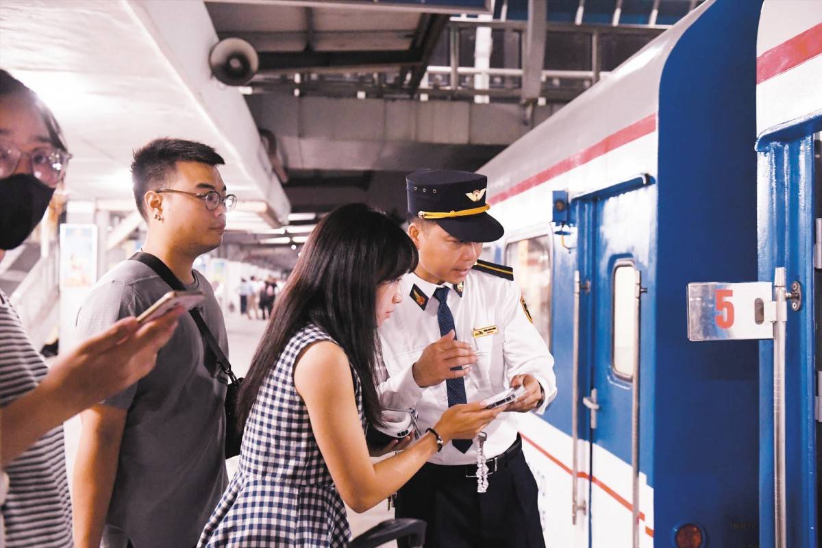 Ngành Đường sắt tăng chuyến, bổ sung thêm toa tàu phục vụ Tết Dương lịch 2026