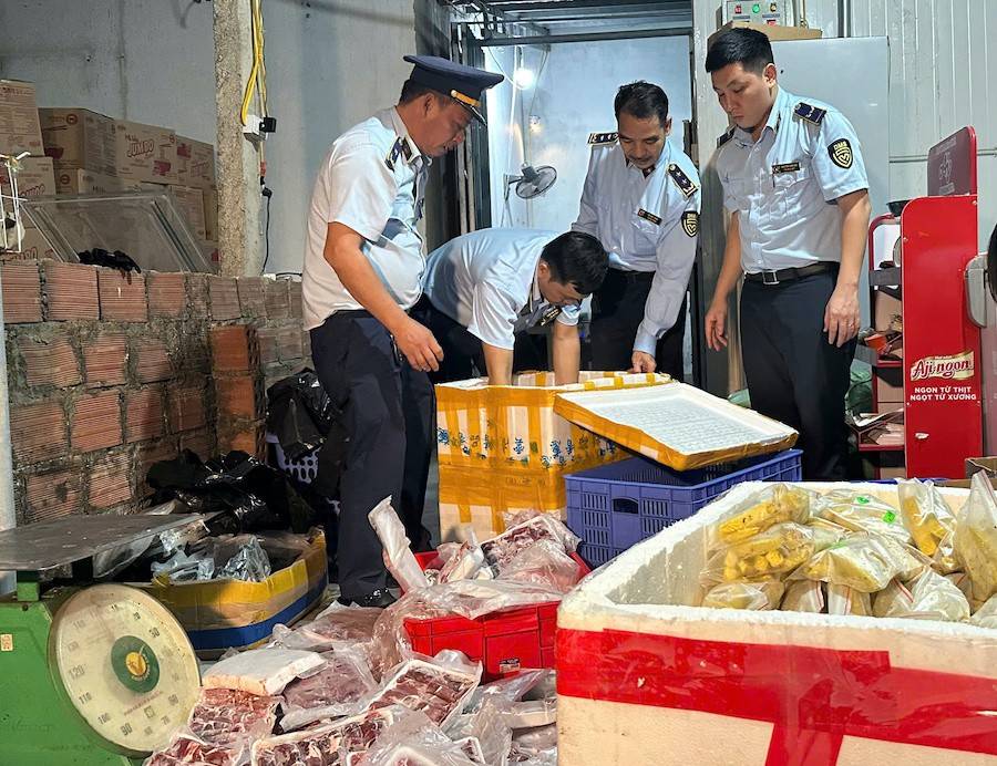 Quản lý thị trường Hà Tĩnh phát hiện nhiều loại thực phẩm không rõ nguồn gốc, xuất xứ được bày bán tại một cơ sở kinh doanh trên địa bàn