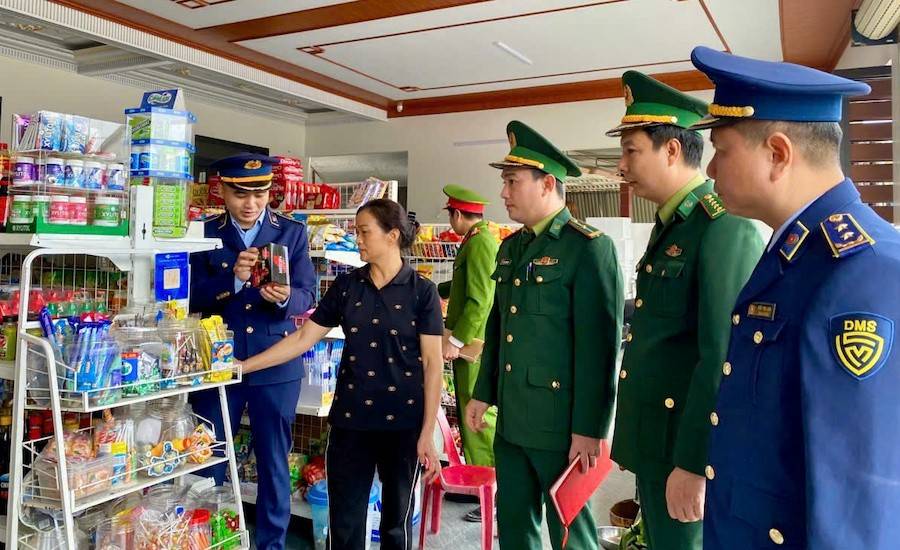 Quản lý thị trường Hà Tĩnh phối hợp với Bộ đội Biên phòng Cửa khẩu Cầu Treo hướng dẫn người dân kinh doanh ở vùng biên giới cách kiểm tra tem, nhãn, mã vạch hàng hóa 