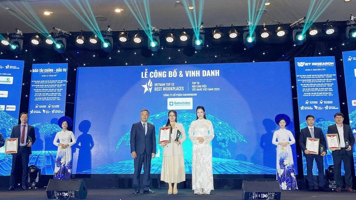 Đại diện Eurowindow đón nhận giải thưởng “TOP 10 Nơi làm việc tốt nhất Việt Nam năm 2025”
