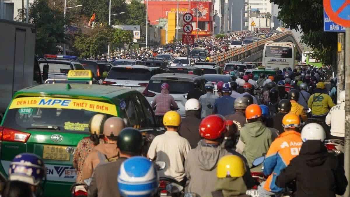 Nút giao Cộng Hòa - Hoàng Hoa Thám là điểm đen kẹt xe dù có cầu vượt.