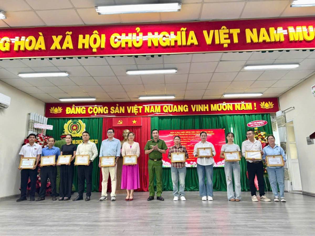 Đồng chí Thượng tá Trần Xuân Phương -  Phó trưởng Phòng Cảnh sát PCCC&CNCH trao chứng nhận Điển hình tiên tiến cho các cơ sở