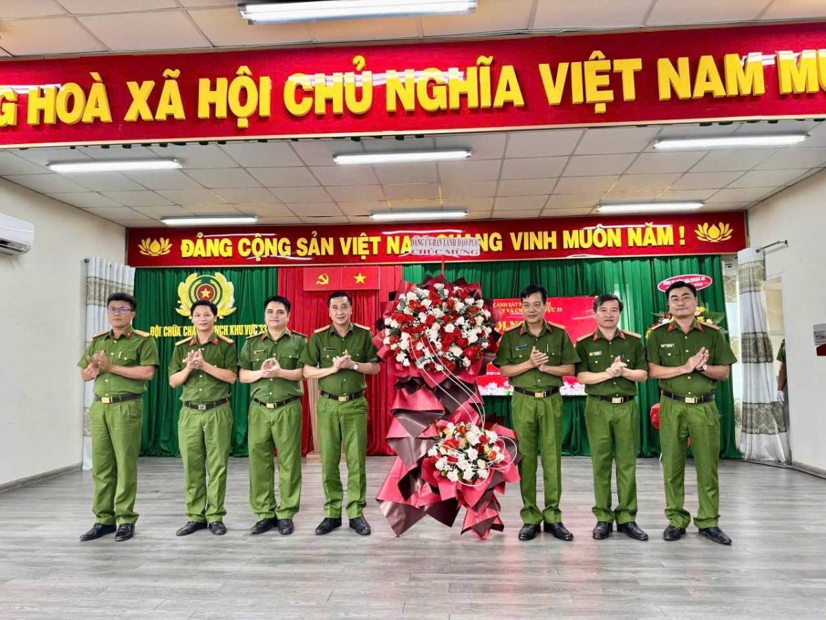 Đồng chí Thượng tá Trần Xuân Phương - Uỷ viên Ban thường vụ, Phó trưởng Phòng Cảnh sát PCCC&CNCH đại diện Đảng uỷ - Ban Chỉ huy phòng tặng lãng hoa chúc mừng hội nghị