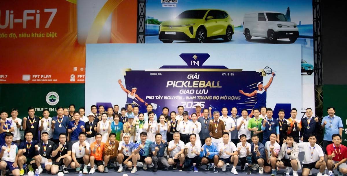 Ban Tổ chức Giải Pickleball PNJ Tây Nguyên - Nam Trung Bộ mở rộng năm 2025 chụp ảnh lưu niệm cùng các đại biểu và các vận động viên. 