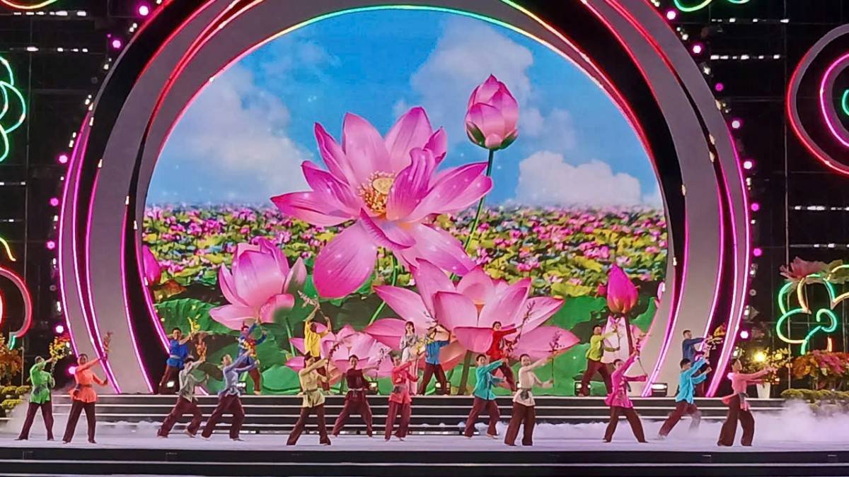 Tiết mục văn nghệ được biểu diễn tại lễ Khai mạc. Ảnh- Bích Liên