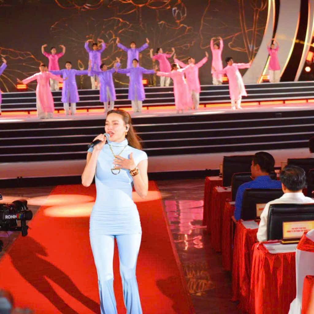 Ca sĩ Hồ Ngọc Hà mang tới ca khúc làm bùng nổ sân khấu. Ảnh- Bích Liên