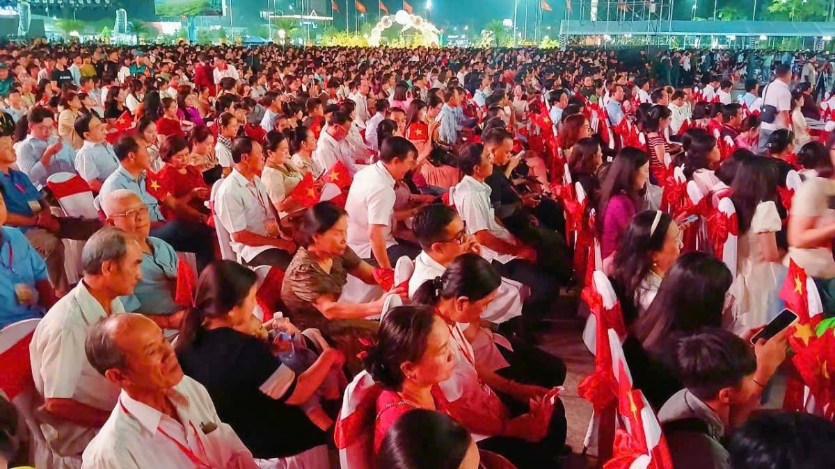 Đêm khai mạc thu hút hàng ngàn du khách trong và ngoài tỉnh 