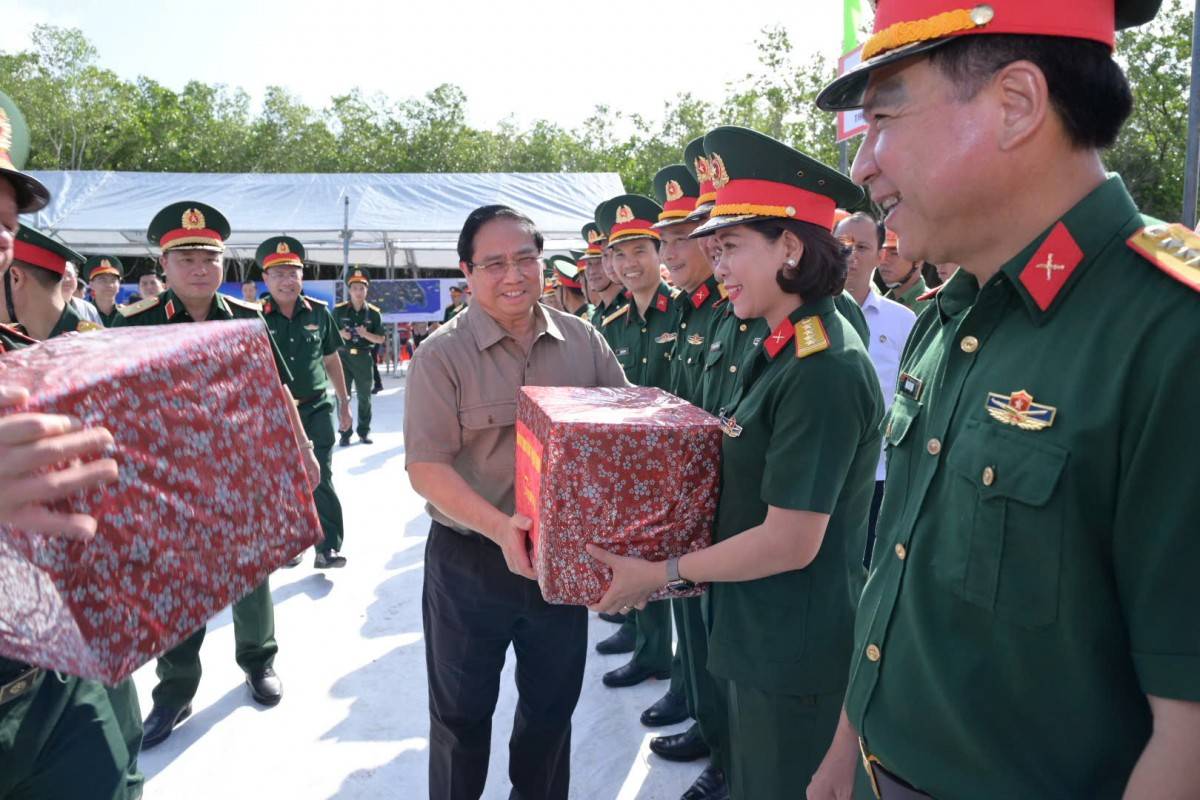 Thủ tướng Phạm Minh Chính thăm, tặng quà người lao động và làm việc với các nhà thầu, đơn vị thi công 