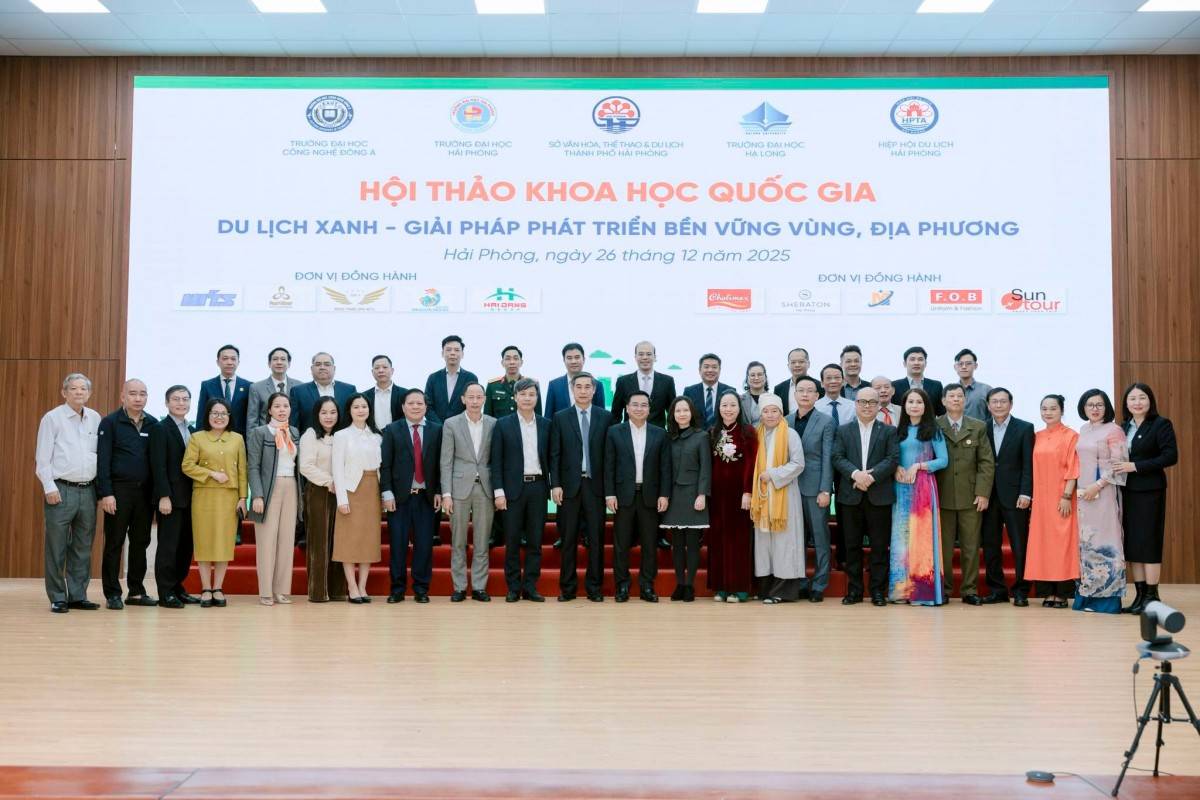 Các đại biểu chụp hình lưu niệm