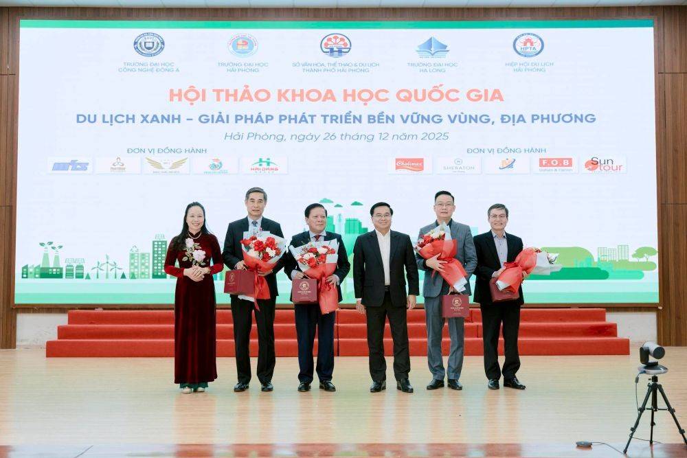 PGS.TS Bùi Xuân Hải, Hiệu trưởng Trường Đại học Hải Phòng – Đơn vị chủ trì tặng hoa chúc mừng đại diện các đơn vị đồng tổ chức Hội thảo