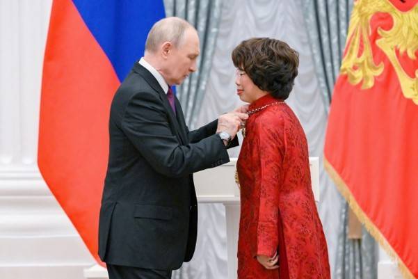 Ngày 4/11/2025, tại Điện Kremlin, Tổng thống Nga Vladimir Putin đã trực tiếp trao tặng Huân chương Hữu nghị của Nhà nước Nga tới Anh hùng lao động Thái Hương, Nhà Sáng lập Tập đoàn TH.