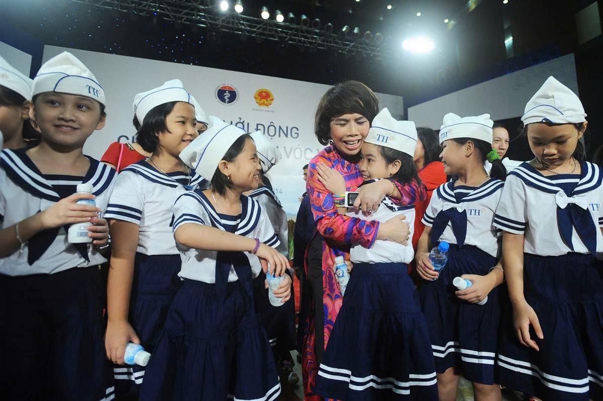 Bà Thái Hương cùng các em học sinh tham dự Lễ khởi động Chương trình Sữa học đường Vì tầm vóc Việt năm 2014.  TH chính là đơn vị khởi xướng chương trình Sữa học đường quốc gia, cũng là doanh nghiệp đầu tiên có sản phẩm sữa tươi được xác nhận “Hiệu quả trong cải thiện tình trạng dinh dưỡng và vi chất dinh dưỡng của trẻ em”.