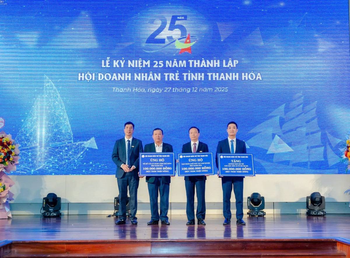 Hội Doanh nhân trẻ tỉnh Thanh Hóa trao tặng các biểu trưng ủng hộ quỹ an sinh xã hội.