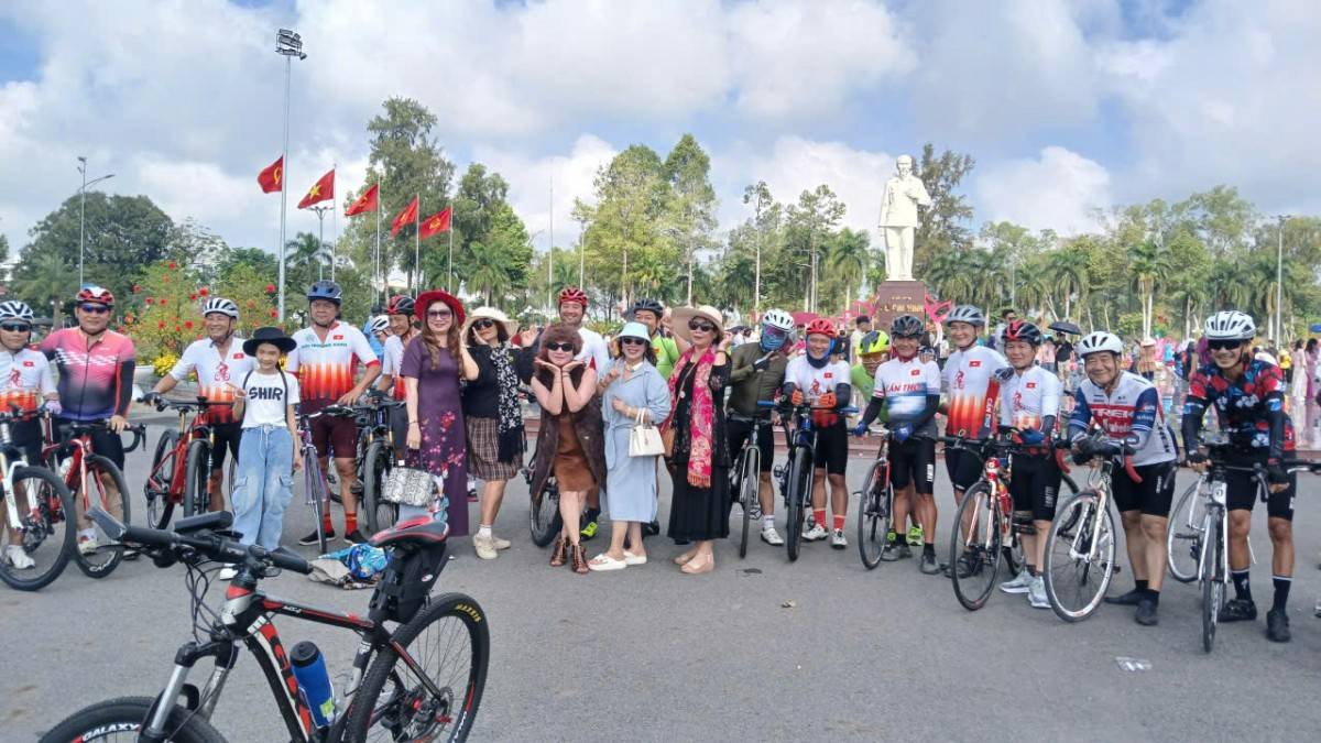 Rất đông du khách trong và ngoài tỉnh 