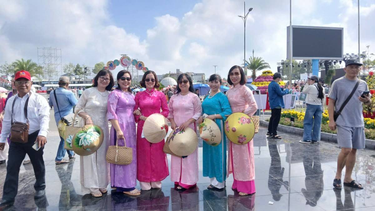 Biển người đổ về Lễ hội hoa Sa Đéc lần thứ II